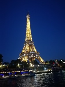 Passage à 22 heures devant la Tour Eiffel... Strass et Paillettes pour la Dame de Fer